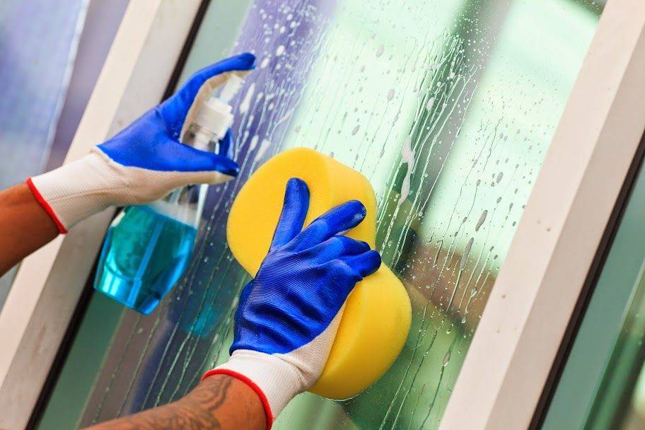 Как помыть пластиковые окна без разводов