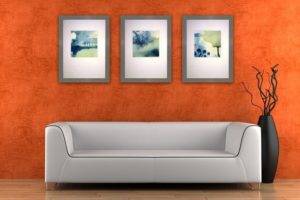 Три картины висят над диваном