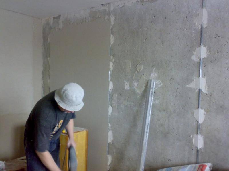 Процесс выравнивания бетонной стены