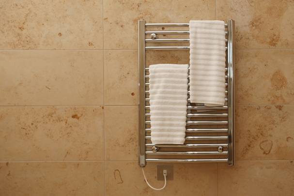 Как повесить полотенцесушитель в ванной видео