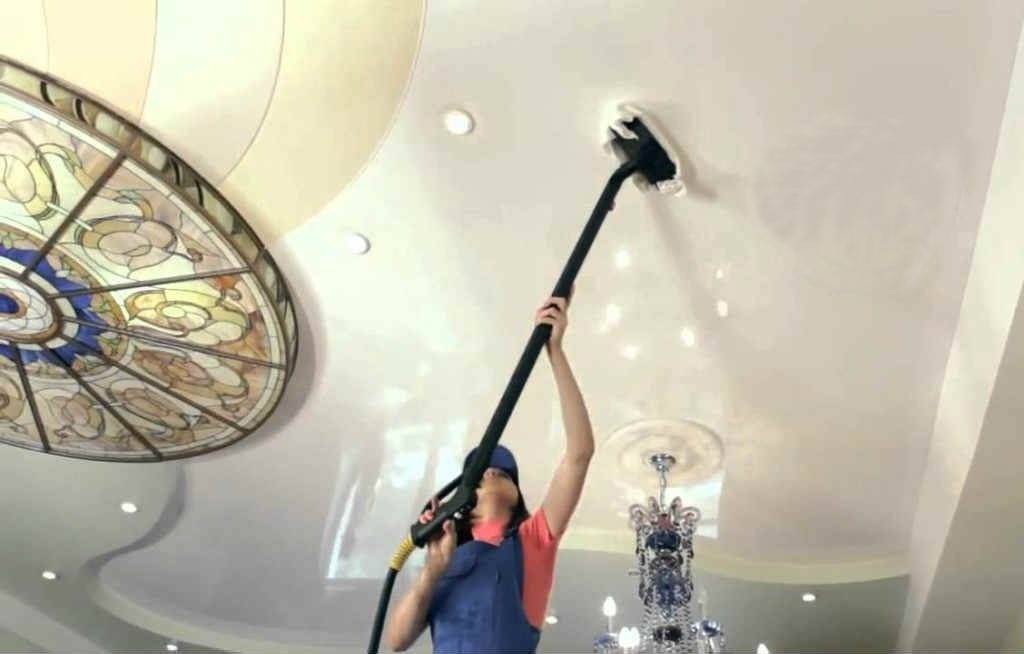 Самый эффективный способ помыть натяжные глянцевые потолки без разводов