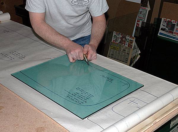 Как выбрать стеклорез и резать стекло в домашних условиях без сколов и трещин
