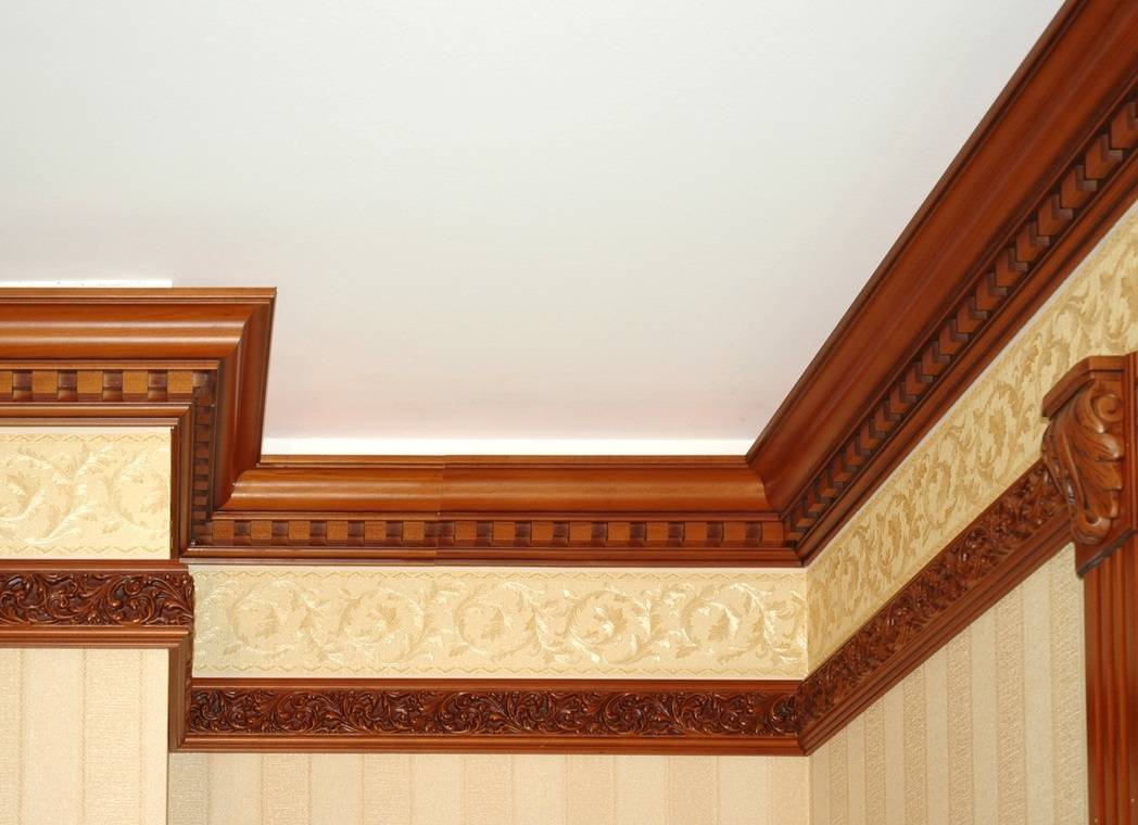 Потолочный плинтус используется для декоративного оформления натяжного потолка