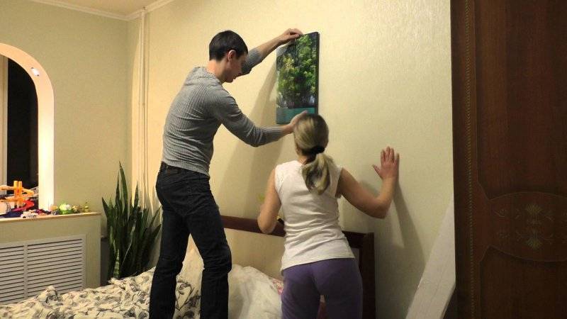 Как закрепить картину на стене без сверления