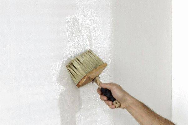 Перед поклейкой обойных полотен поверхность стены нужно выровнять и загрунтовать