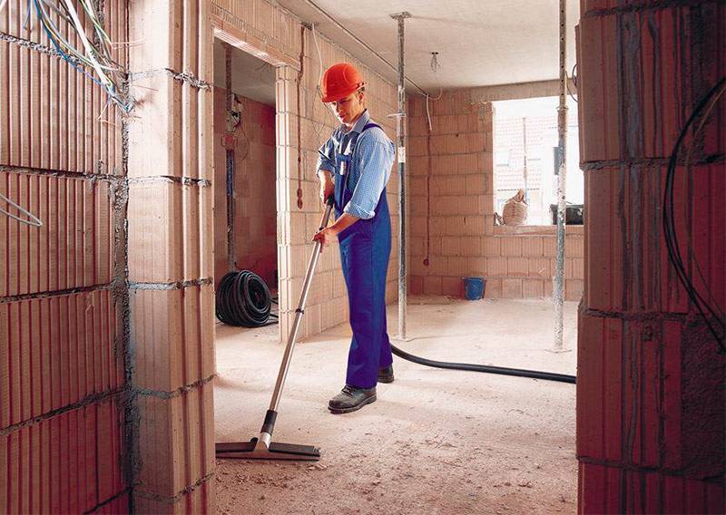 Уборка помещения при помощи строительного пылесоса