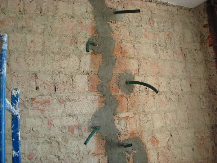 трещины на стене дома что делать