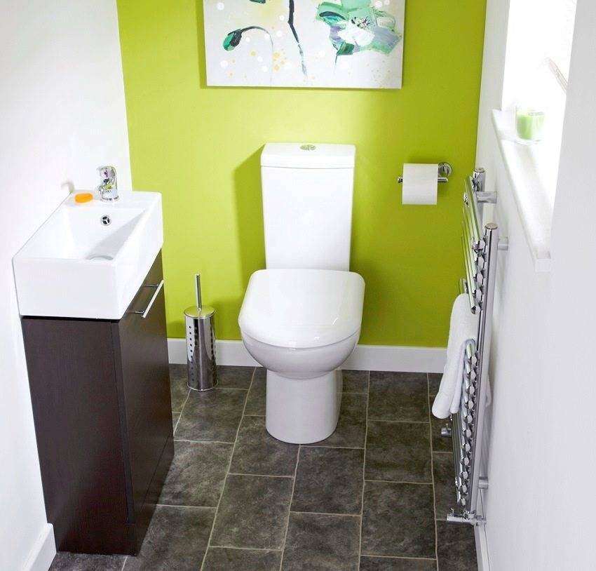 Одна стена туалета окрашена в салатовый цвет
