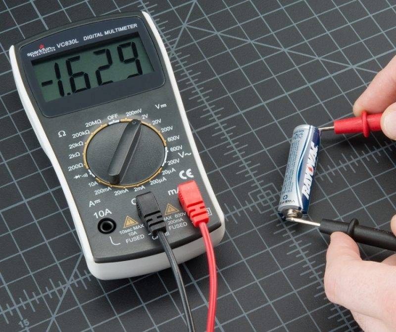 С помощью мультитестера можно измерить батарейку