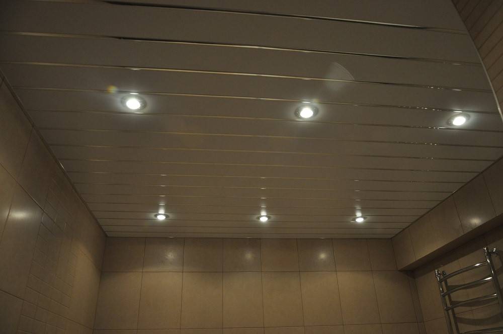 Использование точечных светильников при освещении ванной комнаты